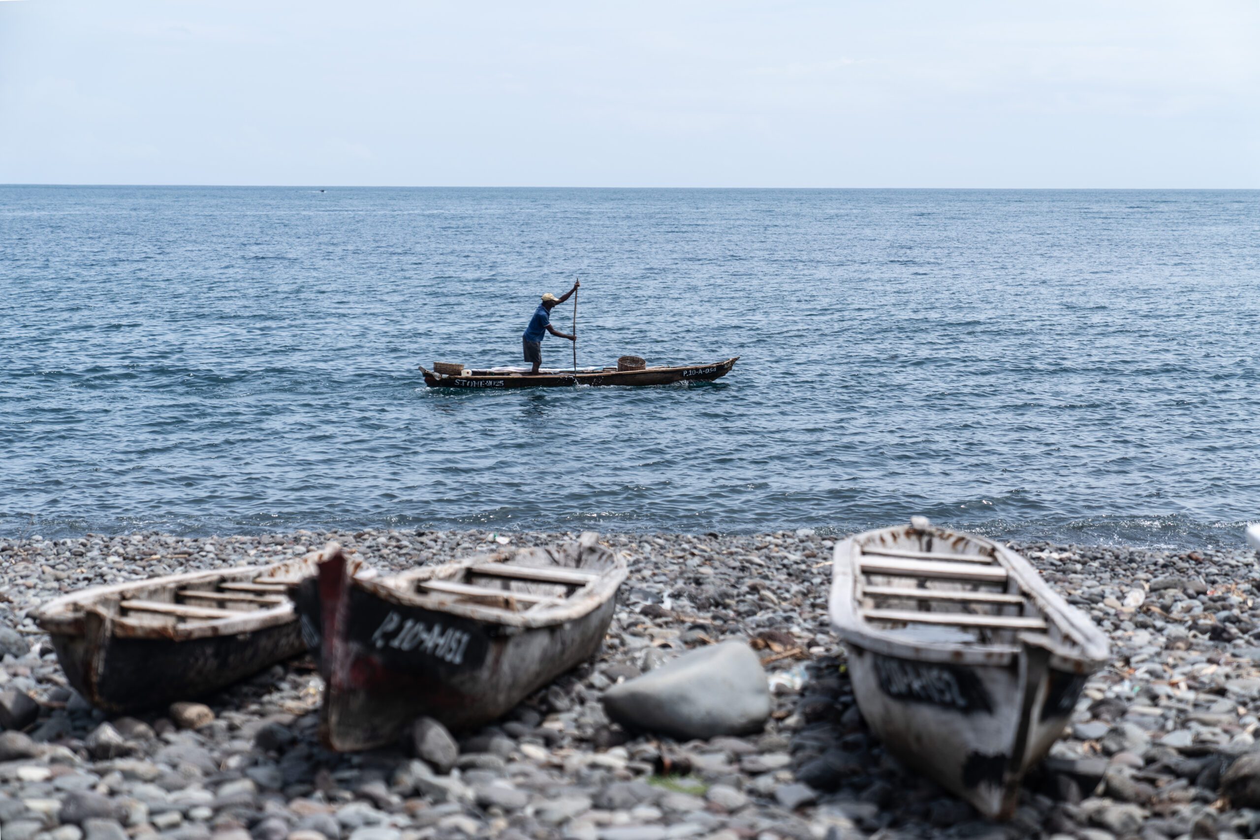 Barcas de pescadores en una playa de cantos rodados