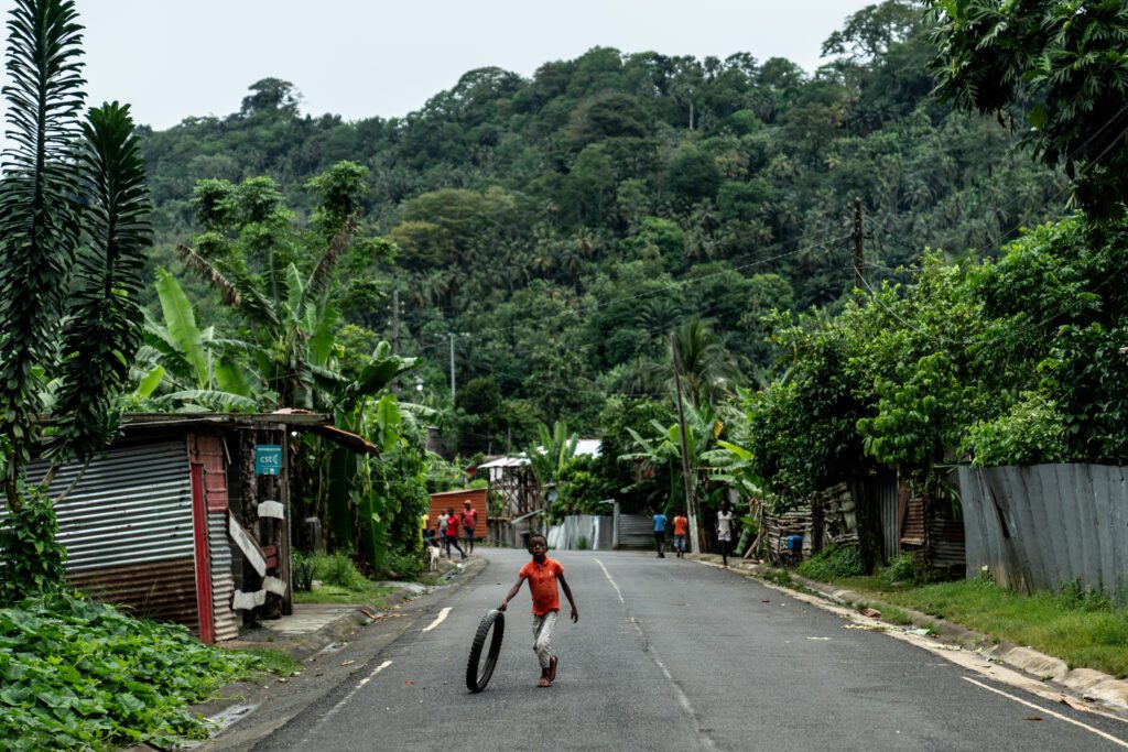 Calle tranquila en la isla de Santo Tomé