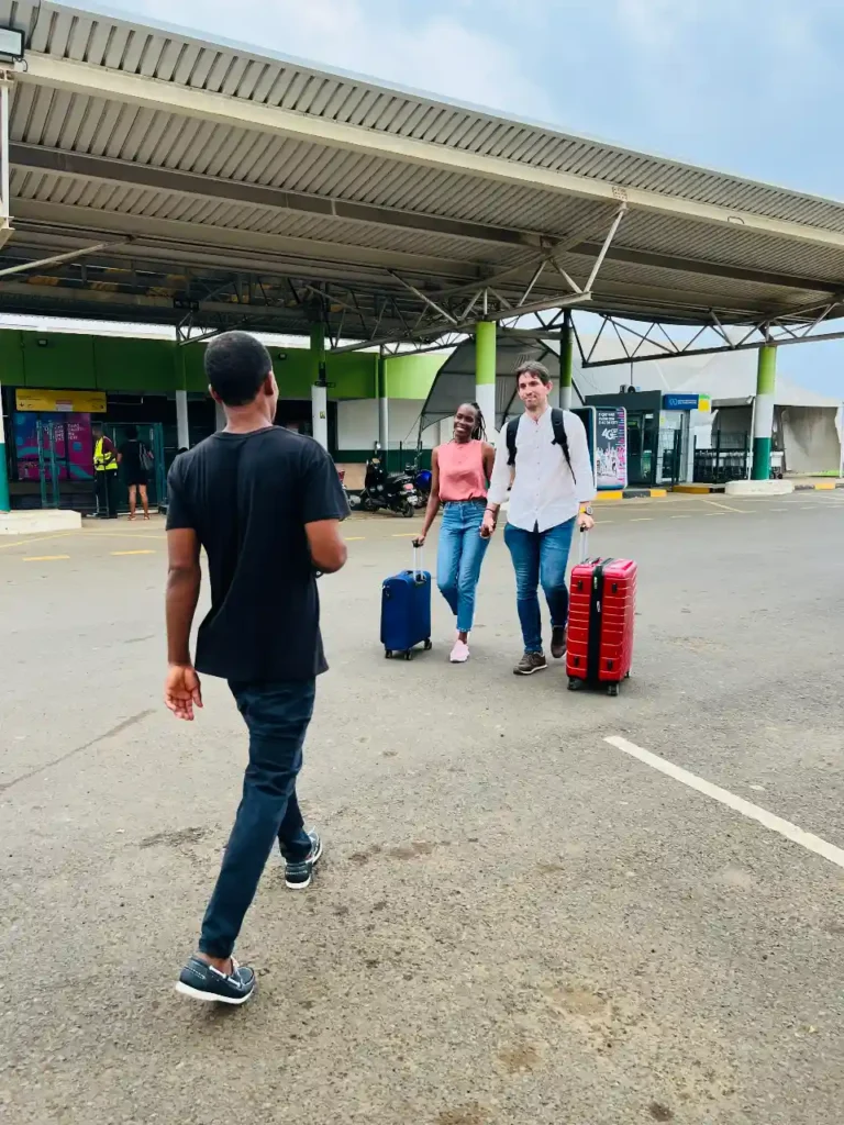 llegada de viajeros al aeropuerto de Santo Tomé