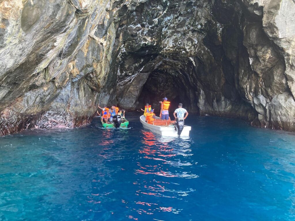 cueva marina en la excursión a Isla Santana