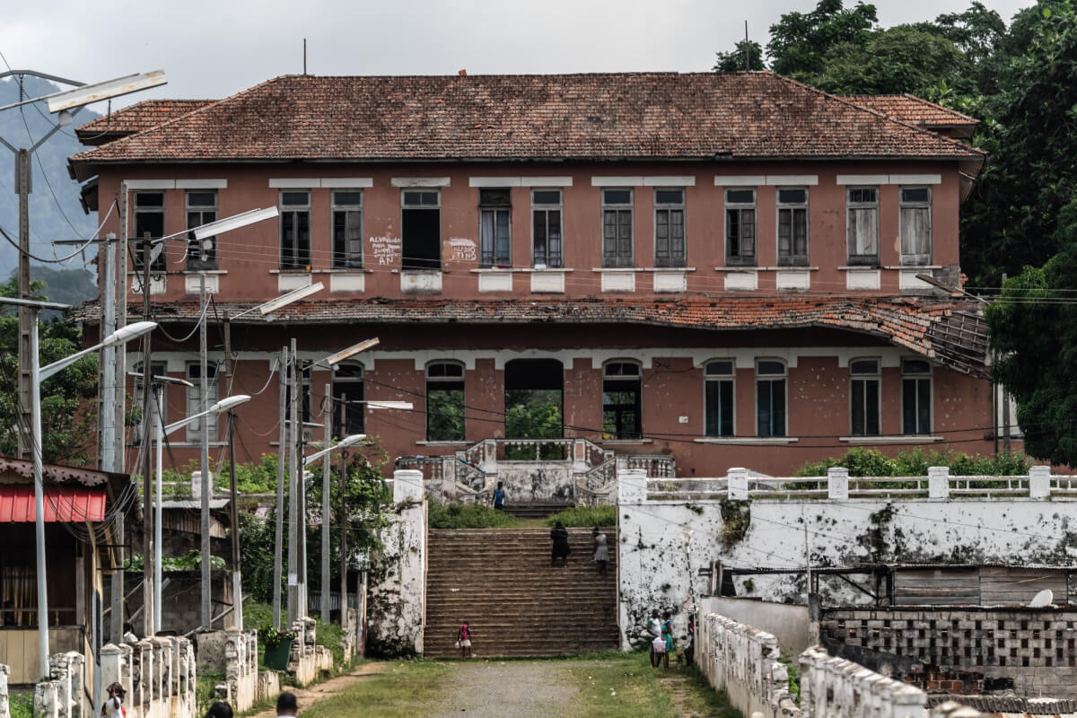 Edificio principal con escalinata de la Roça Agostinho Neto, en Santo Tomé