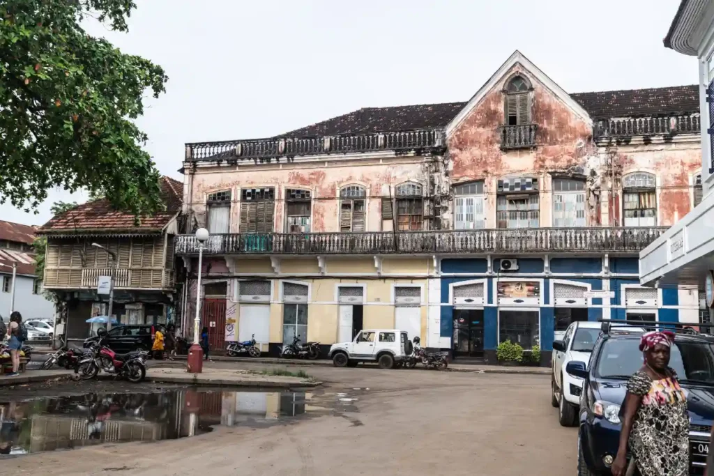edificio colonial en el centro de la ciudad de Santo Tomé