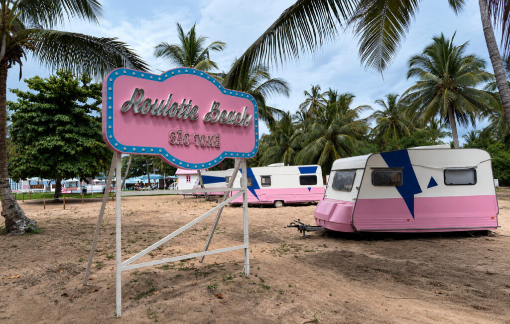 Caravanas retro y cartel de Roulotte Beach en Santo Tomé