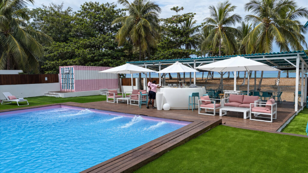 Piscina y beach club de Roulotte Beach, en el norte de Santo Tomé