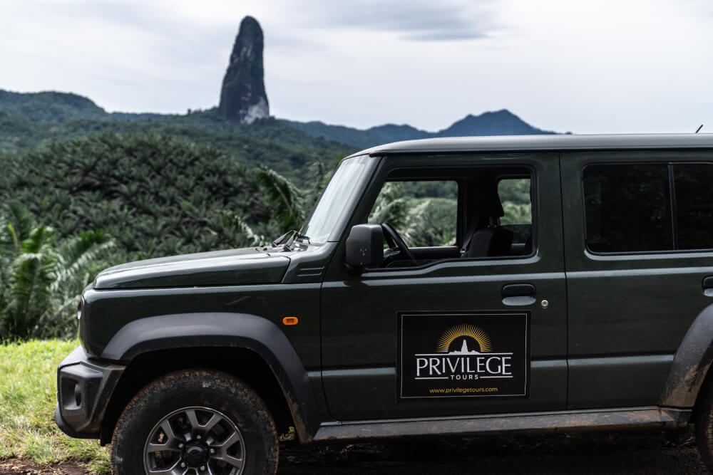 4x4 de Privilege Tours con el Pico Cão Grande al fondo