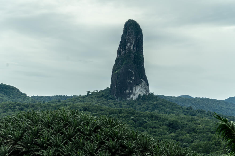 Pico Cão Grande sobre la selva del sur de Santo Tomé