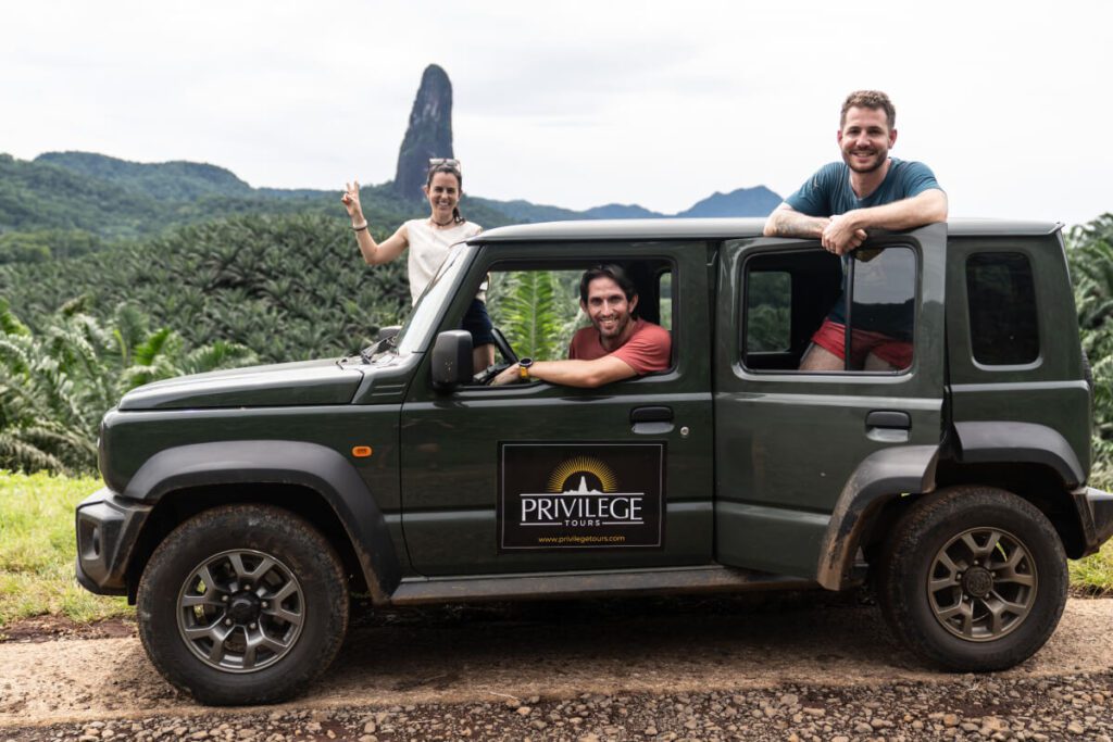 4x4 de Privilege Tours con el Pico Cão Grande al fondo