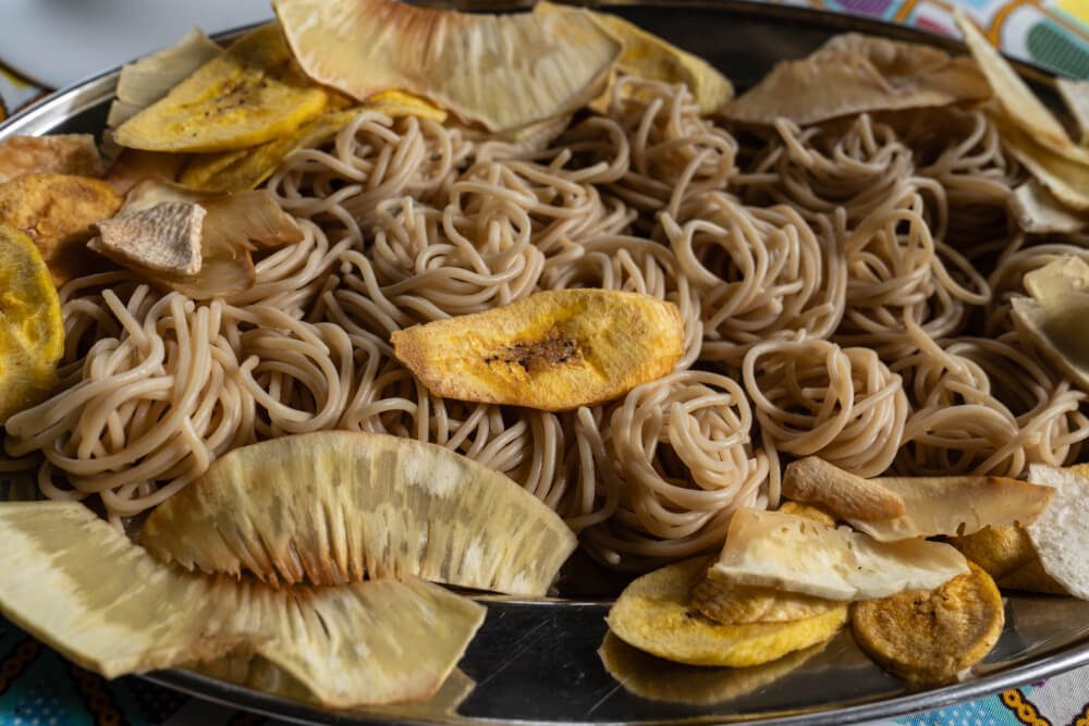 Plato de pasta con chips fritos