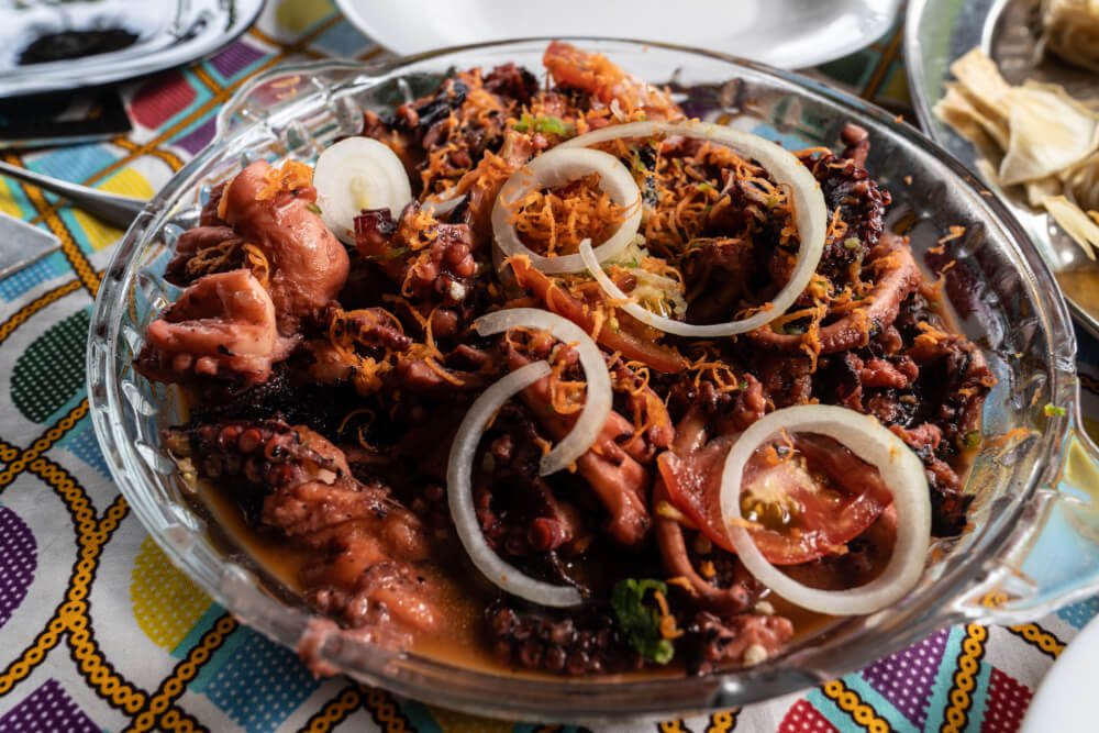 Plato de pulpo con cebolla en un restaurante local de Santo Tomé