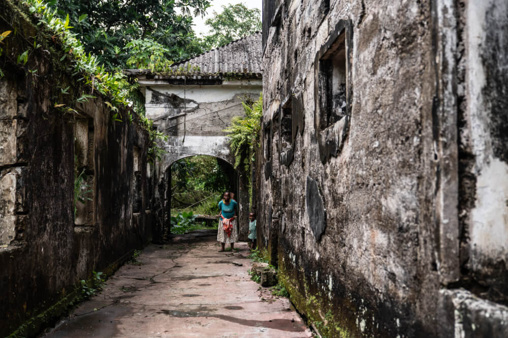 Callejón entre los edificios de una roça de Santo Tomé