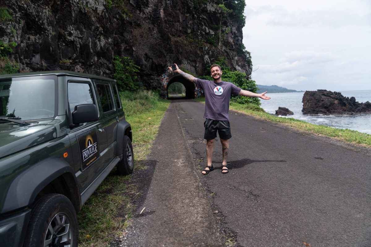 Viajero junto al túnel de Santa Catarina, en la costa noroeste de Santo Tomé