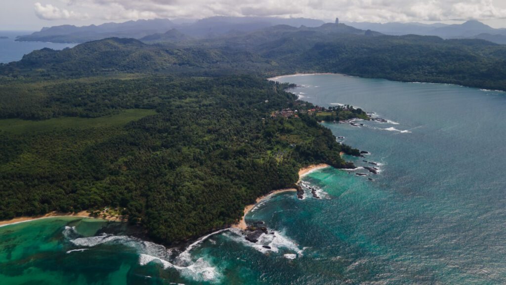 costa de la isla de Santo Tomé vista desde el aire