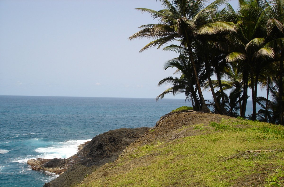 Costa entre Praia Jalé y Praia Piscina, en el sur de Santo Tomé