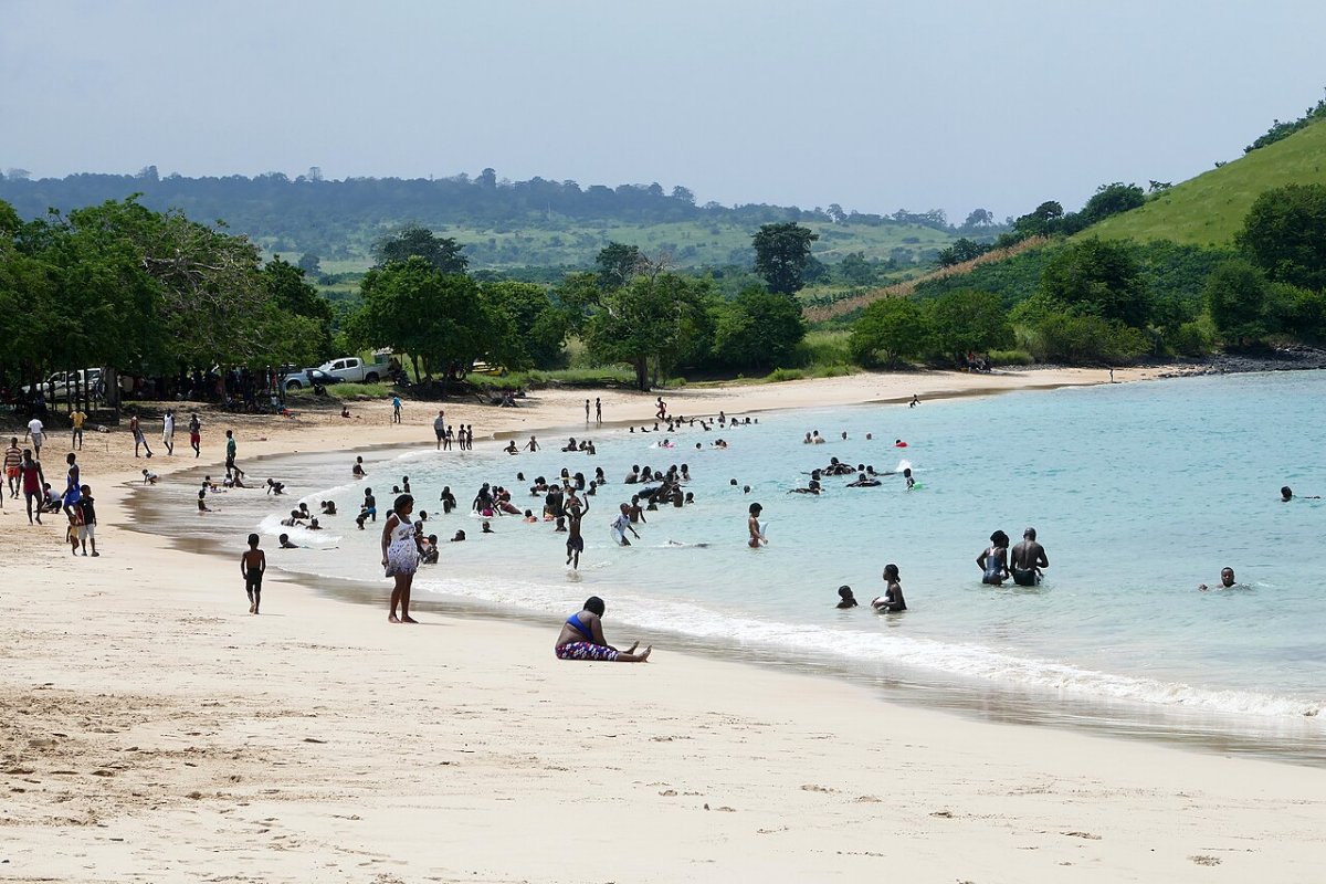 Familias santotomenses bañándose un domingo en la Praia dos Tamarindos