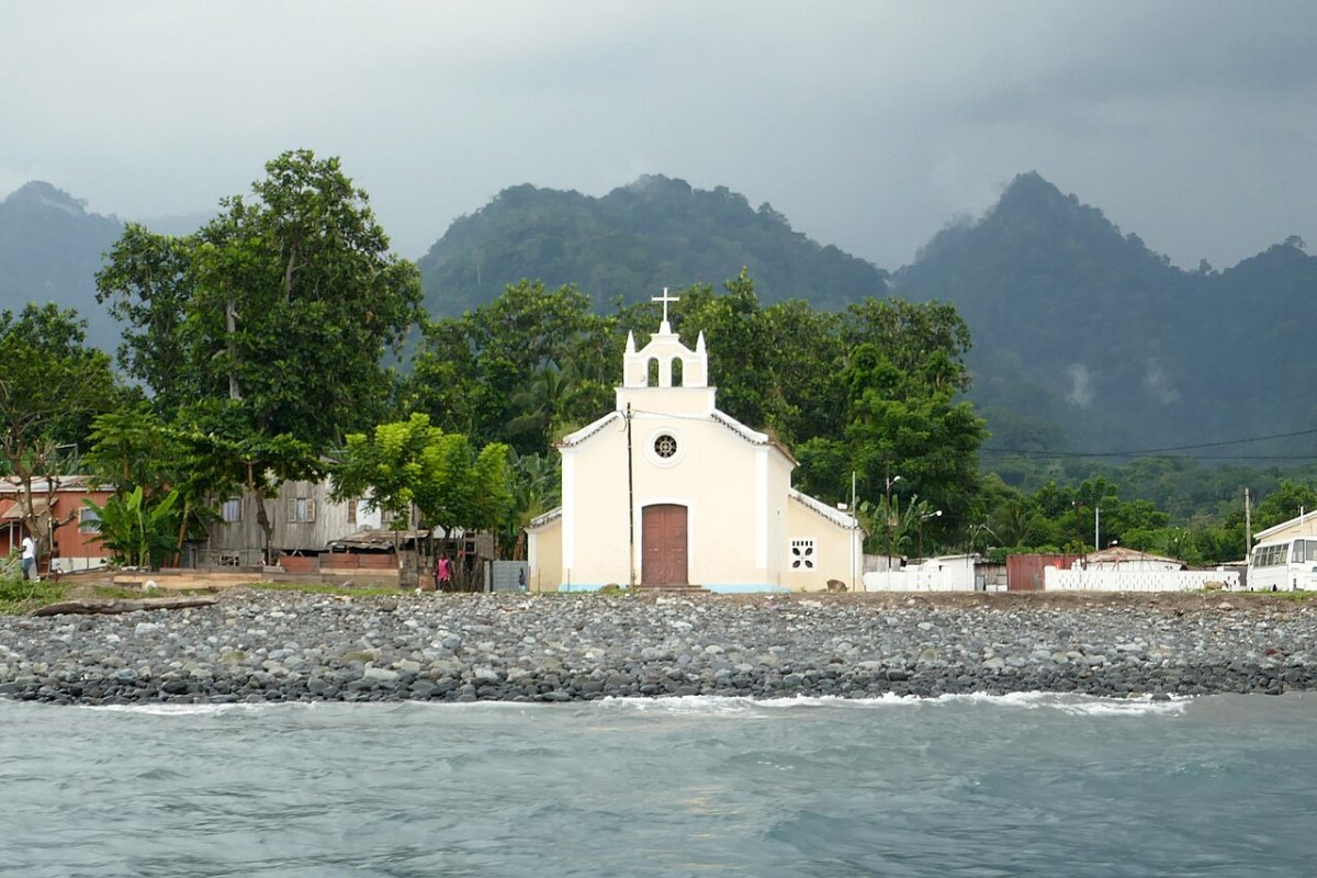 Iglesia del pueblo pesquero de Santa Catarina, en la costa noroeste de Santo Tomé