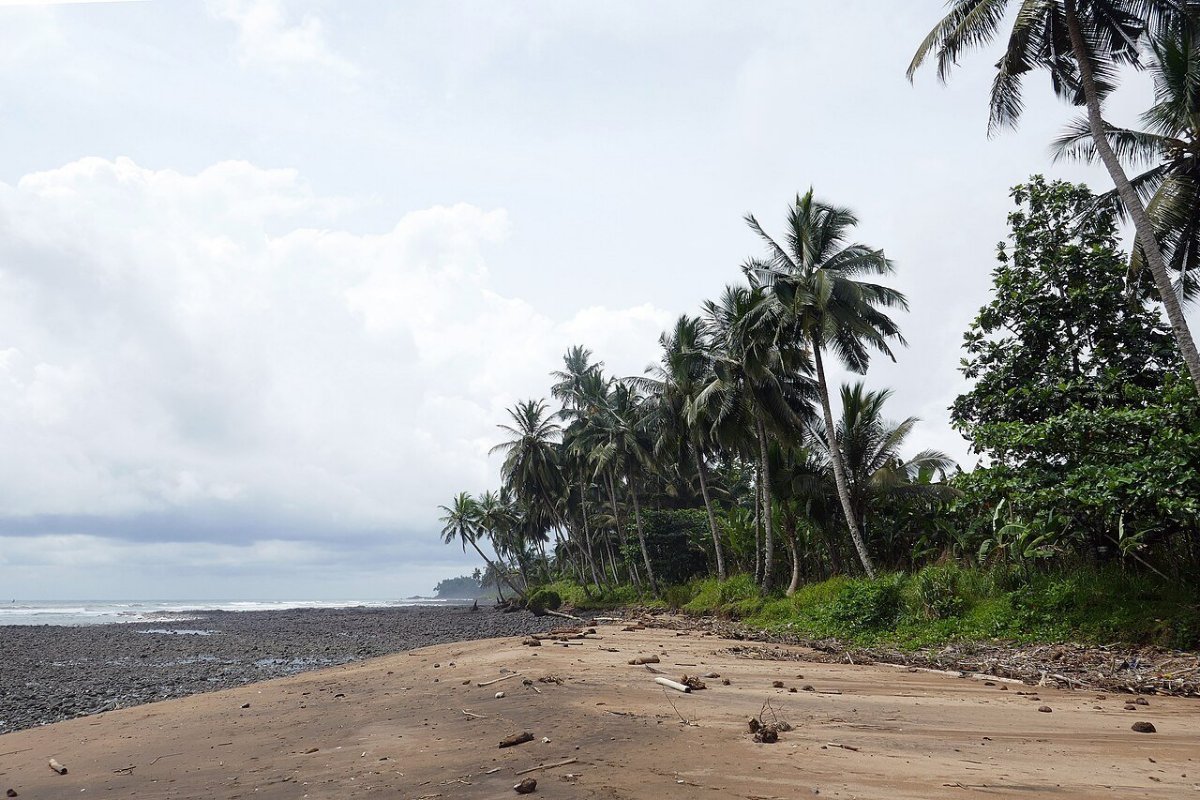 Praia Pesqueira, playa de arena oscura en la costa este de Santo Tomé