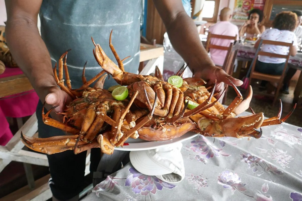 Santola (centollo) servida en un restaurante de la zona de Neves, en Santo Tomé